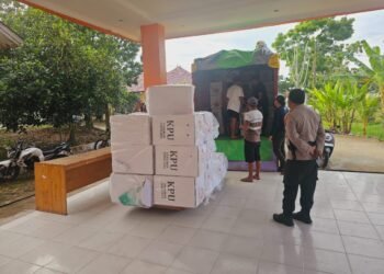 Personel OMP Kayan Kawal Logistik Pilkada ke Gudang KPU