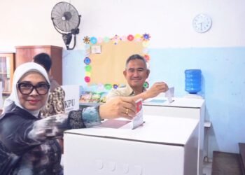 Didampingi Istri dan Anak, Khairul Nyoblos di TPS 4 Sebengkok