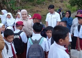 Tinjau Anak-Anak PMI di Perbatasan, Anggota Komisi VII DPR RI Hj. Rahmawati Beri Bantuan Perlengkapan Sekolah