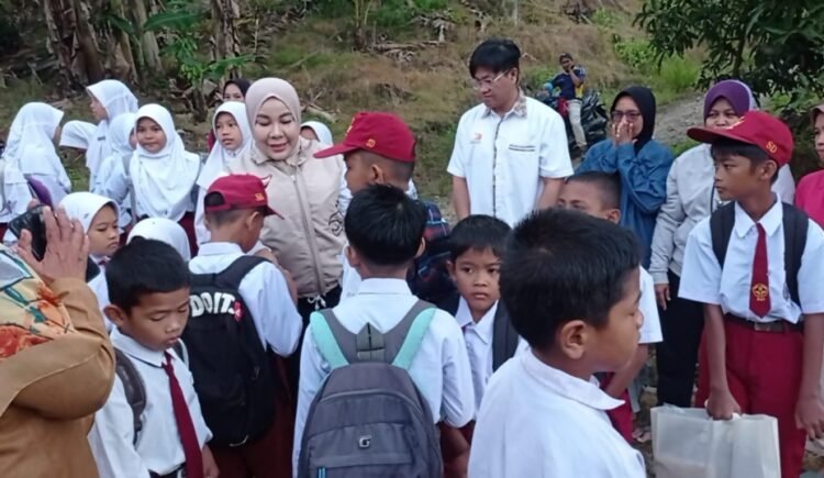 Tinjau Anak-Anak PMI di Perbatasan, Anggota Komisi VII DPR RI Hj. Rahmawati Beri Bantuan Perlengkapan Sekolah