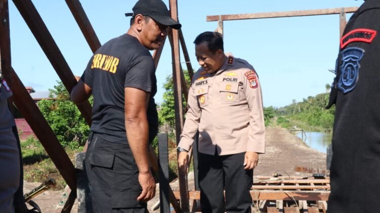 Kapolda Kaltara Tinjau Pembangunan Jembatan SP 6 B dan Serahkan Bantuan Lampu Tenaga Surya
