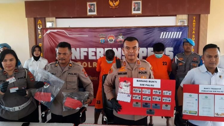Empat Tersangka Sindikat Pembuat SIM Palsu Diringkus Polisi