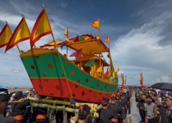 Puluhan Ribu Pengunjung Padati Pantai Amal Tarakan untuk Saksikan Puncak Festival Iraw Tengkayu XIV