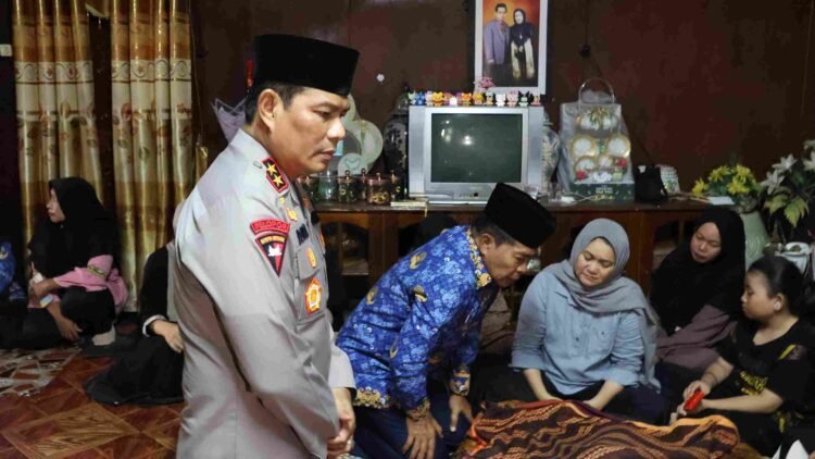 Kapolda Kaltara Berkunjung ke Kediaman Almarhum H. Abdul Djalil Fatah, Ketua FKUB Prov. Kaltara