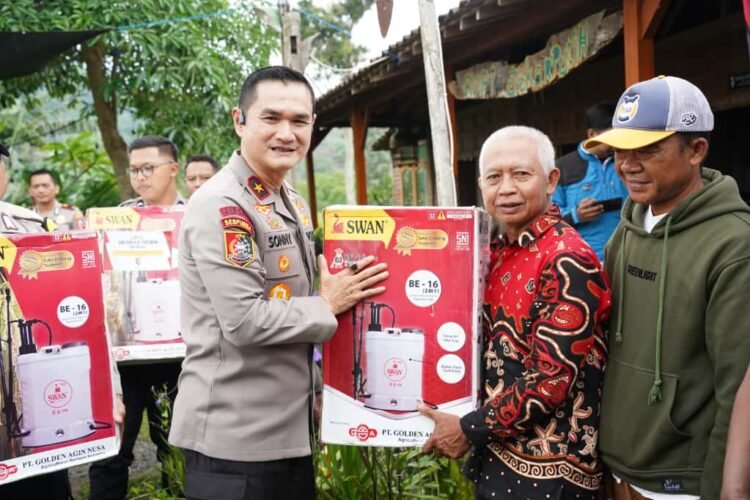Sespimma Polri Serahkan Bantuan Alat Pertanian untuk Gapoktan di Kota Batu
