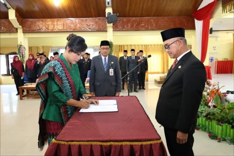 Wali Kota Khairul Lantik 100 Pejabat Baru, Tekankan Kinerja dan Adaptasi Sistem Talenta Nasional