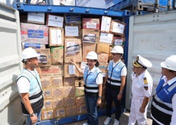 PELNI Berangkatkan 15 Kontainer Barang Bantuan untuk Korban Banjir Sumatera dengan KM Kelud