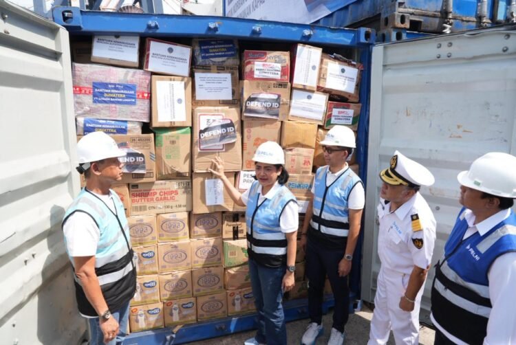 PELNI Berangkatkan 15 Kontainer Barang Bantuan untuk Korban Banjir Sumatera dengan KM Kelud