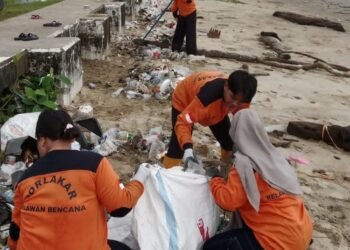 Peduli Lingkungan, Korlakar Tarakan Gelar Aksi Bersih-Bersih Pantai Amal