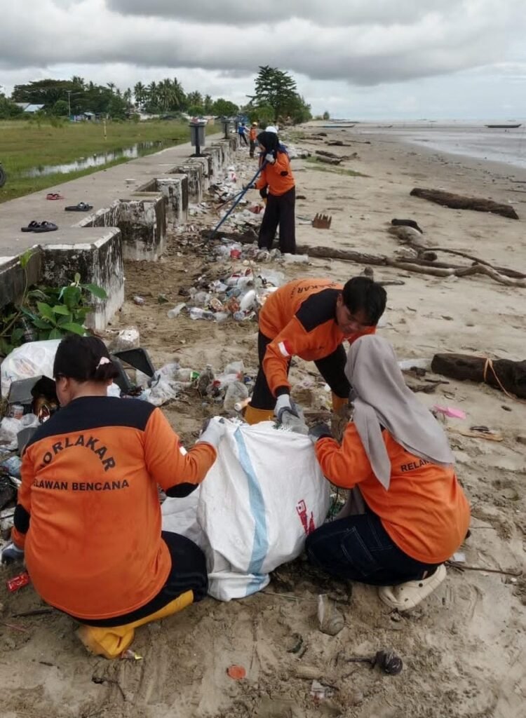 Peduli Lingkungan, Korlakar Tarakan Gelar Aksi Bersih-Bersih Pantai Amal