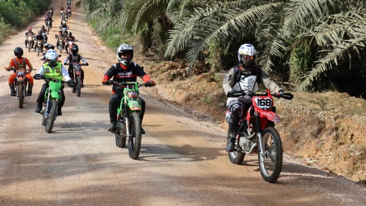 Melewati Jalur Terjal dan Perkebunan Sawit, Kapolda Kaltara Pimpin Patroli Roda Dua ke Pelosok Bulungan