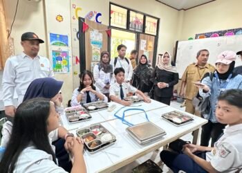 DPRD Tarakan Tinjau MBG, Siswa Minta Variasi Buah dan Tambahan Air Minum