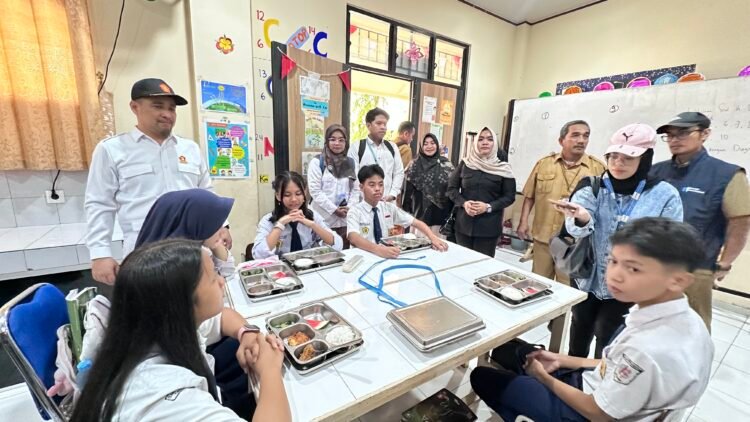 DPRD Tarakan Tinjau MBG, Siswa Minta Variasi Buah dan Tambahan Air Minum