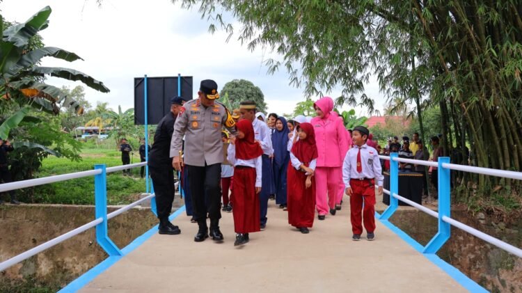 Kapolda Kaltara Hadirkan Jembatan Aman bagi Pelajar Sungai Cahaya Baru