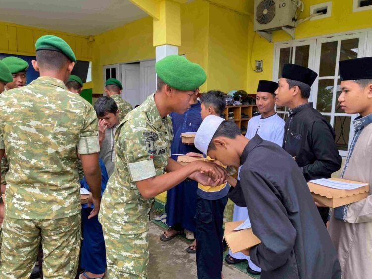 Prajurit Yonif TP 880/Banuanta Gelar Jumat Berkah di Panti Asuhan Ar-Rahman