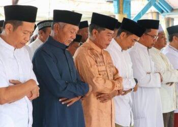 Gubernur Salat Idul Adha Bersama Warga, Serahkan Hewan Kurban untuk Masyarakat