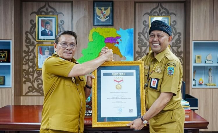 Wagub Ingkong Raih Penghargaan Tokoh Inspiratif Indonesia dari SMSI