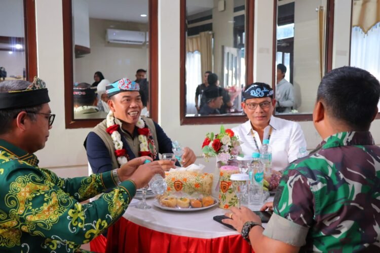 Kapolda Kaltara Irjen Pol. Agus Wijayanto Tiba di Tanjung Selor, Disambut Prosesi Adat dan Forkopimda